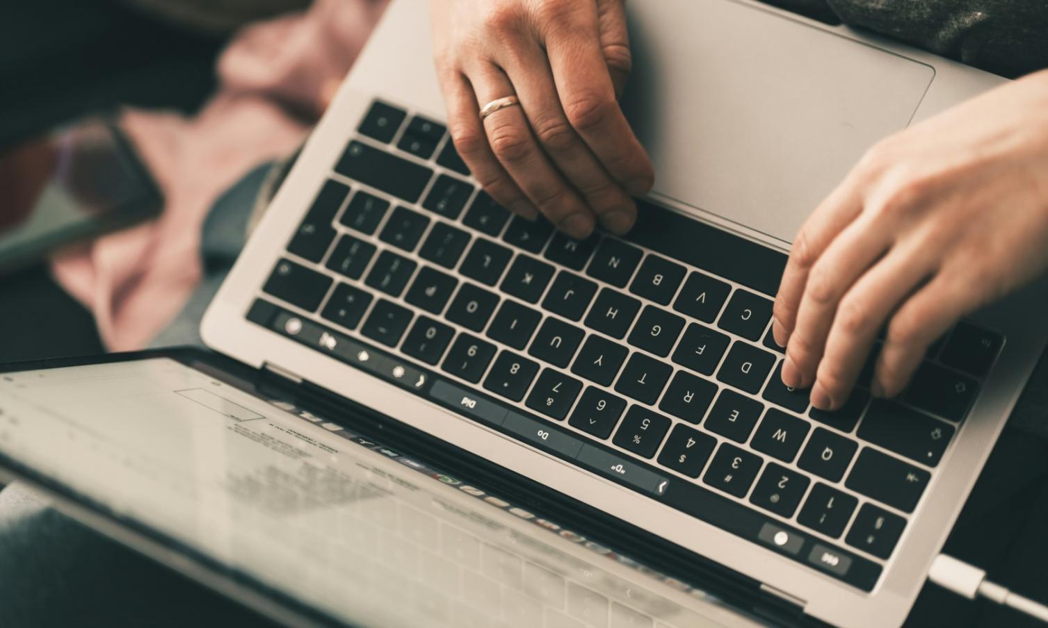 Análisis de datos financieros en pantalla